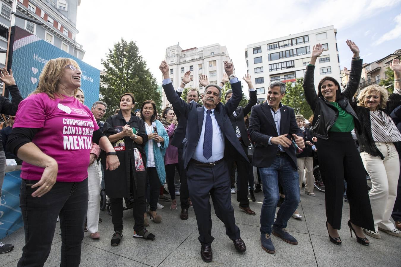 El Centro Hospitalario Padre Menni y varias organizaciones celebran este miércoles el Día Mundial de la Salud Mental, un acto al que han asistido el presidente regional, Miguel Ángel Revilla; la vicepresidenta, Eva Díaz Tezanos; la consejera de Sanidad, Luisa Real, y la alcaldesa de Santander, Gema Igual, que bailaron todos juntos en la plaza del Ayuntamiento.