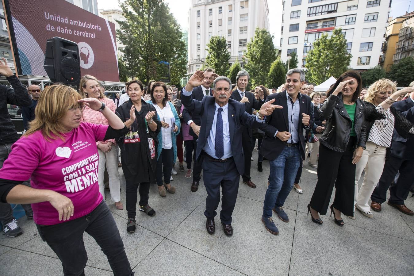 El Centro Hospitalario Padre Menni y varias organizaciones celebran este miércoles el Día Mundial de la Salud Mental, un acto al que han asistido el presidente regional, Miguel Ángel Revilla; la vicepresidenta, Eva Díaz Tezanos; la consejera de Sanidad, Luisa Real, y la alcaldesa de Santander, Gema Igual, que bailaron todos juntos en la plaza del Ayuntamiento.