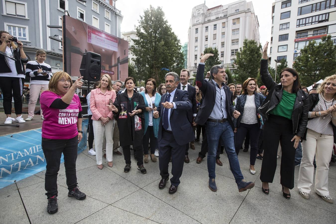 El Centro Hospitalario Padre Menni y varias organizaciones celebran este miércoles el Día Mundial de la Salud Mental, un acto al que han asistido el presidente regional, Miguel Ángel Revilla; la vicepresidenta, Eva Díaz Tezanos; la consejera de Sanidad, Luisa Real, y la alcaldesa de Santander, Gema Igual, que bailaron todos juntos en la plaza del Ayuntamiento.