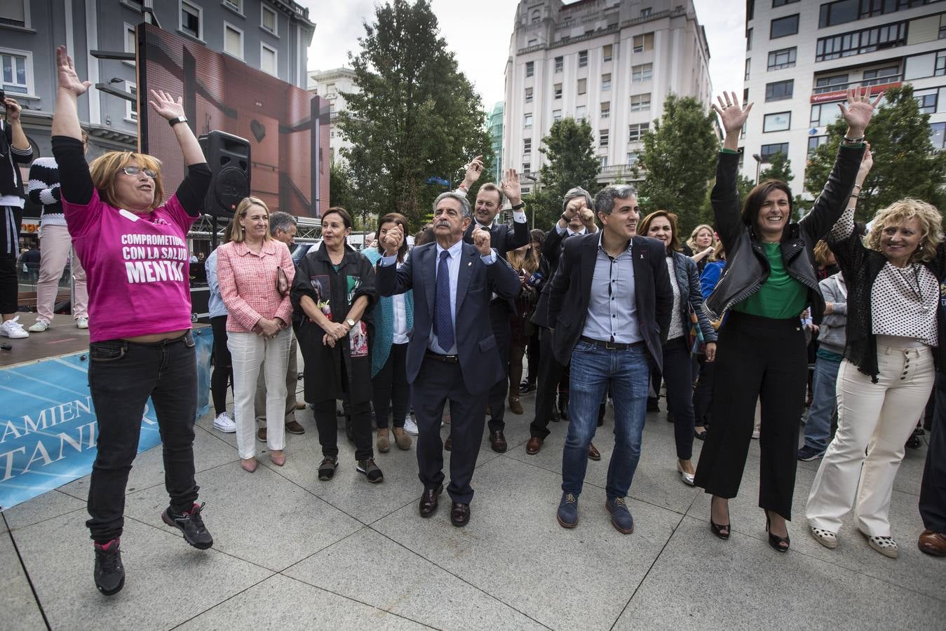 El Centro Hospitalario Padre Menni y varias organizaciones celebran este miércoles el Día Mundial de la Salud Mental, un acto al que han asistido el presidente regional, Miguel Ángel Revilla; la vicepresidenta, Eva Díaz Tezanos; la consejera de Sanidad, Luisa Real, y la alcaldesa de Santander, Gema Igual, que bailaron todos juntos en la plaza del Ayuntamiento.