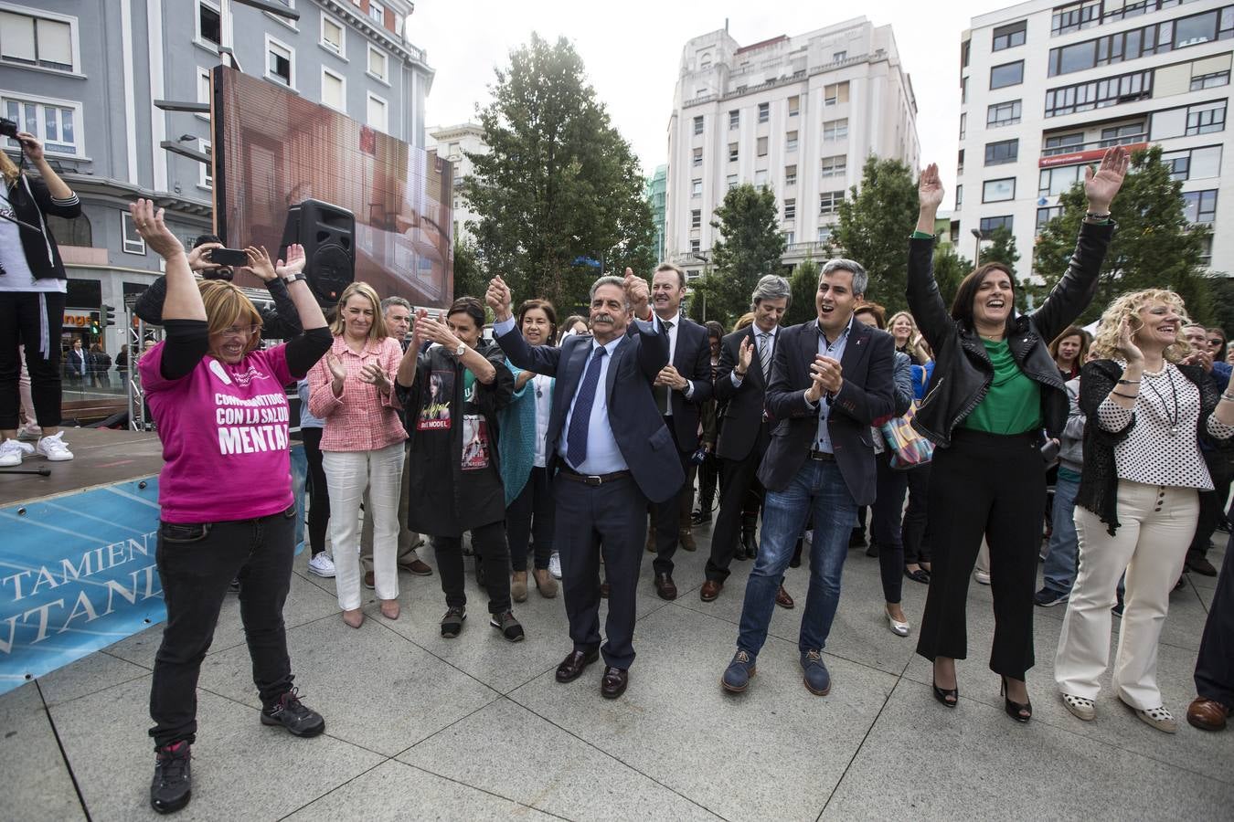 El Centro Hospitalario Padre Menni y varias organizaciones celebran este miércoles el Día Mundial de la Salud Mental, un acto al que han asistido el presidente regional, Miguel Ángel Revilla; la vicepresidenta, Eva Díaz Tezanos; la consejera de Sanidad, Luisa Real, y la alcaldesa de Santander, Gema Igual, que bailaron todos juntos en la plaza del Ayuntamiento.