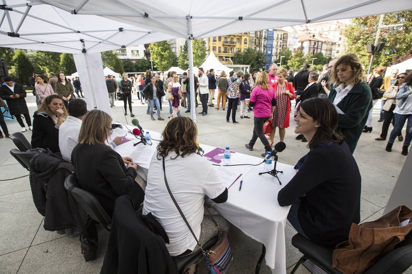 El Centro Hospitalario Padre Menni y varias organizaciones celebran este miércoles el Día Mundial de la Salud Mental, un acto al que han asistido el presidente regional, Miguel Ángel Revilla; la vicepresidenta, Eva Díaz Tezanos; la consejera de Sanidad, Luisa Real, y la alcaldesa de Santander, Gema Igual, que bailaron todos juntos en la plaza del Ayuntamiento.