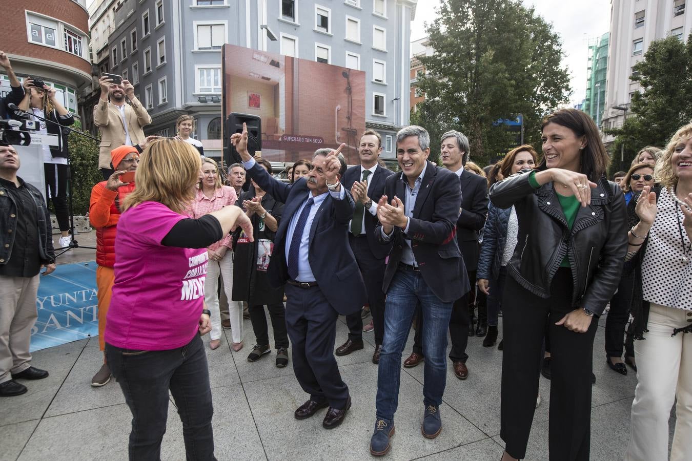 El Centro Hospitalario Padre Menni y varias organizaciones celebran este miércoles el Día Mundial de la Salud Mental, un acto al que han asistido el presidente regional, Miguel Ángel Revilla; la vicepresidenta, Eva Díaz Tezanos; la consejera de Sanidad, Luisa Real, y la alcaldesa de Santander, Gema Igual, que bailaron todos juntos en la plaza del Ayuntamiento.