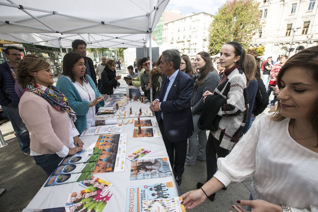 El Centro Hospitalario Padre Menni y varias organizaciones celebran este miércoles el Día Mundial de la Salud Mental, un acto al que han asistido el presidente regional, Miguel Ángel Revilla; la vicepresidenta, Eva Díaz Tezanos; la consejera de Sanidad, Luisa Real, y la alcaldesa de Santander, Gema Igual, que bailaron todos juntos en la plaza del Ayuntamiento.