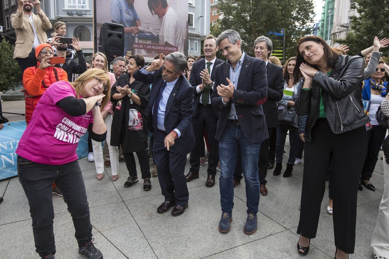 El Centro Hospitalario Padre Menni y varias organizaciones celebran este miércoles el Día Mundial de la Salud Mental, un acto al que han asistido el presidente regional, Miguel Ángel Revilla; la vicepresidenta, Eva Díaz Tezanos; la consejera de Sanidad, Luisa Real, y la alcaldesa de Santander, Gema Igual, que bailaron todos juntos en la plaza del Ayuntamiento.