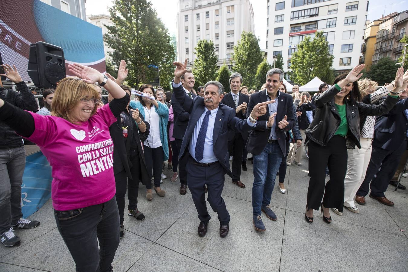 El Centro Hospitalario Padre Menni y varias organizaciones celebran este miércoles el Día Mundial de la Salud Mental, un acto al que han asistido el presidente regional, Miguel Ángel Revilla; la vicepresidenta, Eva Díaz Tezanos; la consejera de Sanidad, Luisa Real, y la alcaldesa de Santander, Gema Igual, que bailaron todos juntos en la plaza del Ayuntamiento.