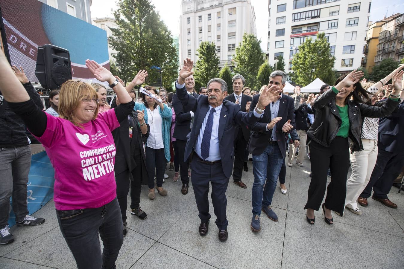 El Centro Hospitalario Padre Menni y varias organizaciones celebran este miércoles el Día Mundial de la Salud Mental, un acto al que han asistido el presidente regional, Miguel Ángel Revilla; la vicepresidenta, Eva Díaz Tezanos; la consejera de Sanidad, Luisa Real, y la alcaldesa de Santander, Gema Igual, que bailaron todos juntos en la plaza del Ayuntamiento.