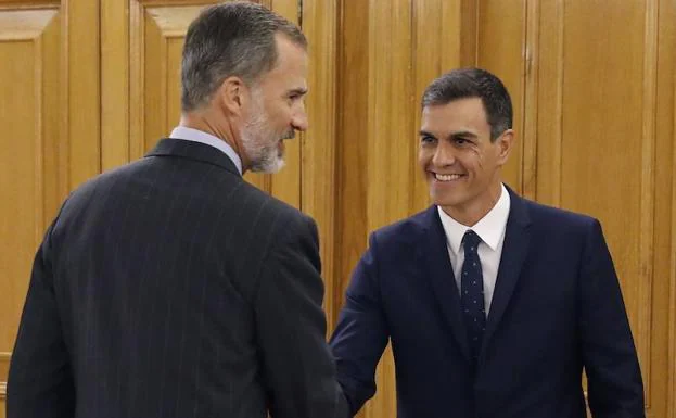 El rey Felipe VI es saludado por el presidente del Gobierno, Pedro Sánchez.