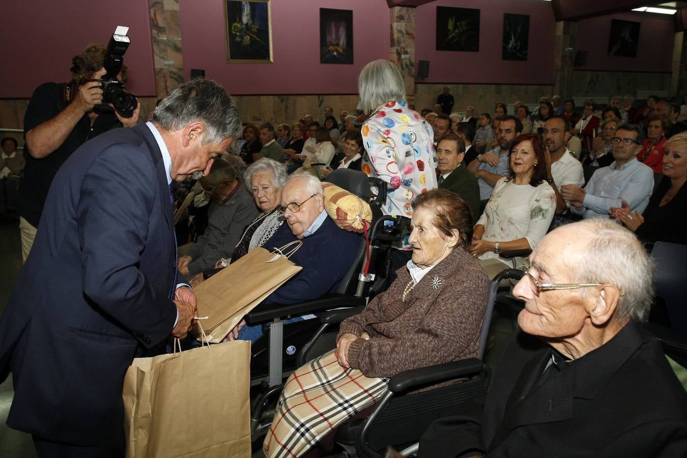 Fotos: Homenaje a los nonagenarios del Asilo de Torrelavega