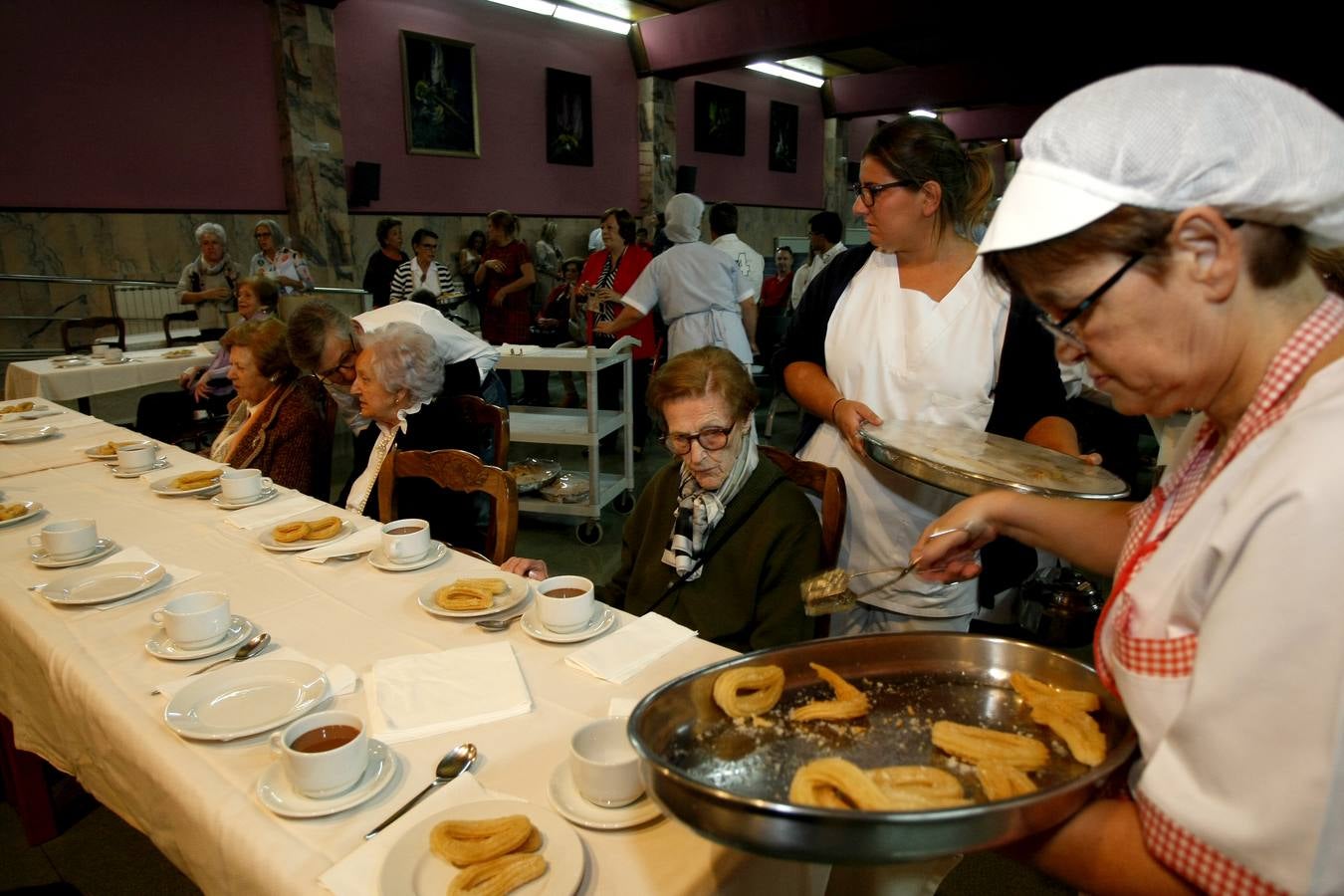 Fotos: Homenaje a los nonagenarios del Asilo de Torrelavega