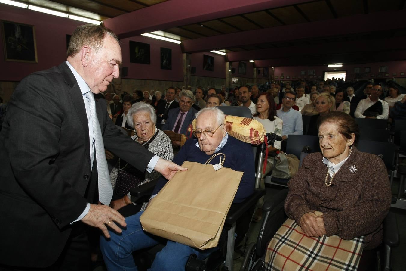 Fotos: Homenaje a los nonagenarios del Asilo de Torrelavega