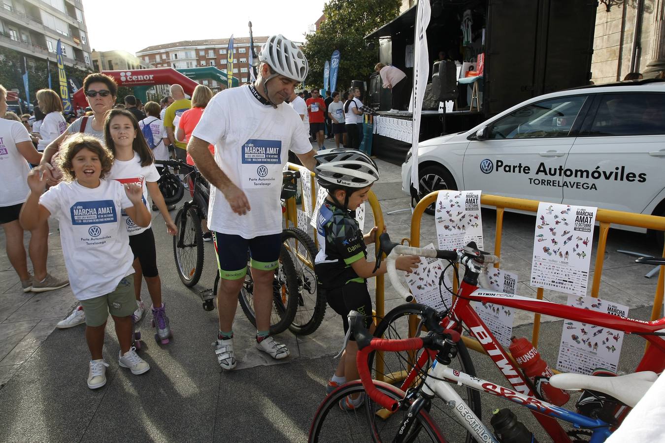 Fotos: La 31ª Marcha AMAT reúne a cientos de personas en Torrelavega 