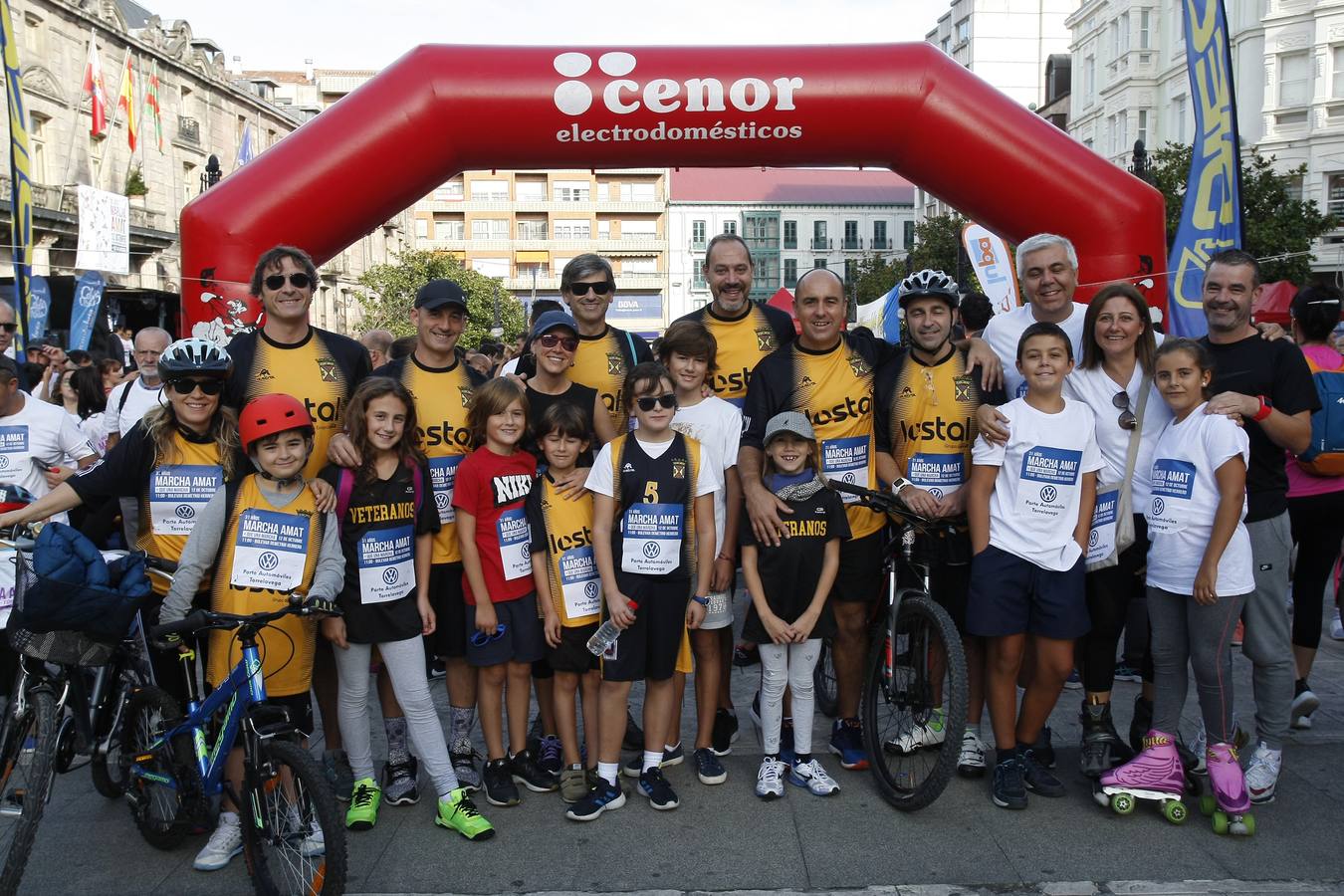 Fotos: La 31ª Marcha AMAT reúne a cientos de personas en Torrelavega 