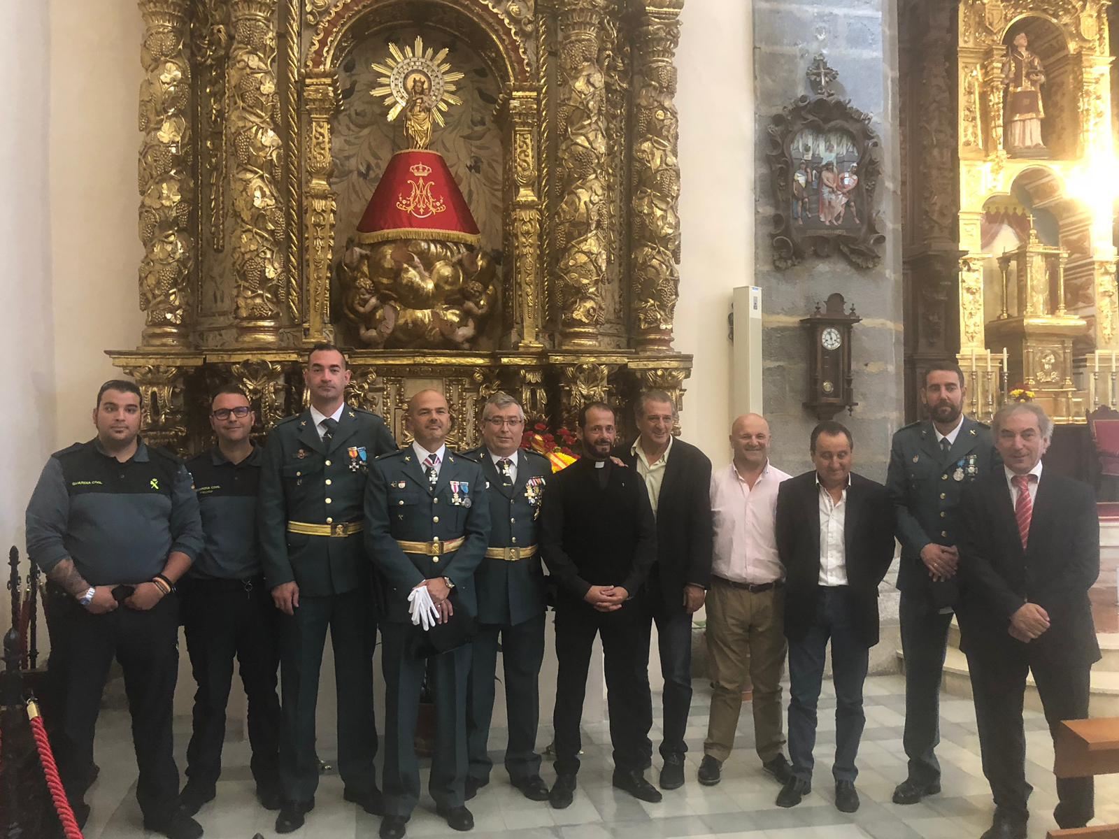 Representantes institucionales y de la Guardia Civil tras la misa celebrada en Potes.