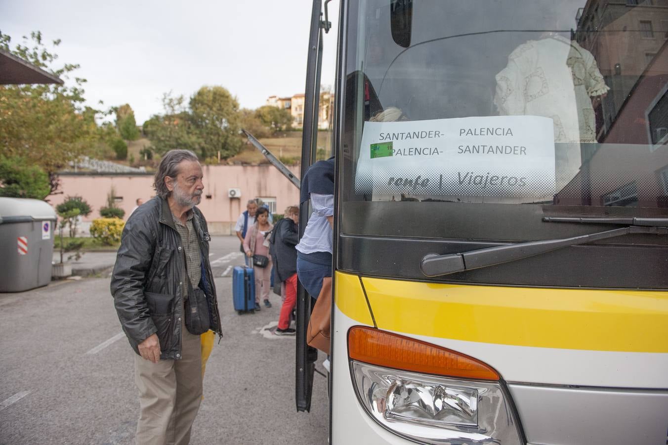 Pasajeros del Alvia Santander-Alicante han tenido que hacer parte del viaje en autobús por los cortes en la línea ferroviaria por unas obras programadas en pleno puente del Pilar