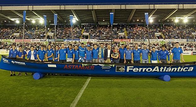 Durante el descanso en los Campos de Sport se homenajeó a la Sociedad Deportiva de Remo Astillero por su ascenso a la ACT 