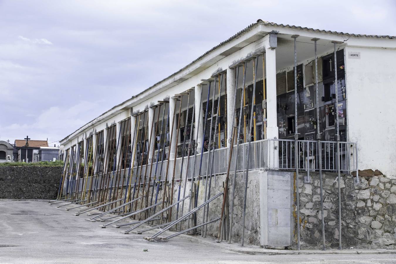 El cementerio de Santander tiene una nave apuntalada desde mayo y no estará listo para Todos los Santos