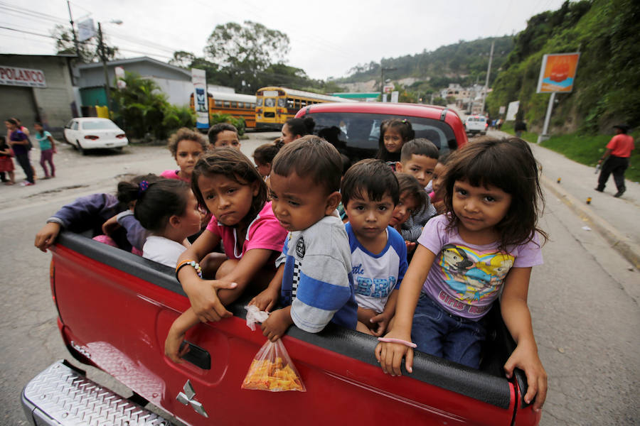 Familias completas iniciaron el sábado la marcha desde Honduras hacia Estados Unidos