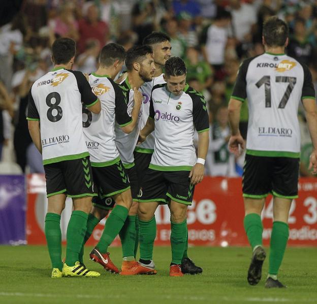 Cejudo (en el centro) recibe la felicitación de sus compañeros tras lograr su gol de vaselina el domingo en los Campos de Sport. 