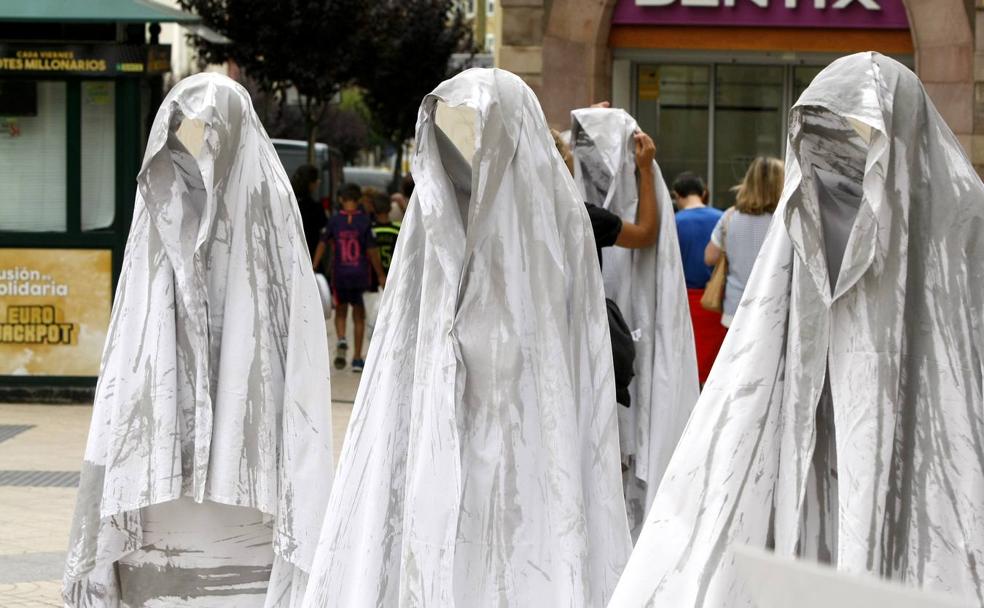 Uno de los montajes de la Asociación Cultural Octubre llevado a cabo por las calles de Torrelavega. 