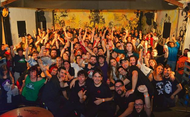 Integrantes de la asociación y público reunido en su sede participando en una de sus actividades culturales. 