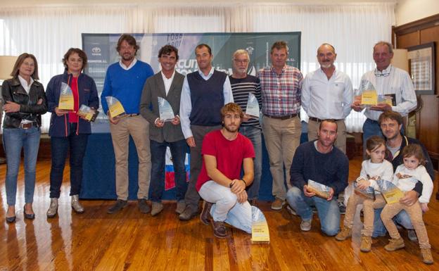 Foto de familia de todos los premiados en el Trofeo Presidente de Cantabria y en el Circuito Montañés.