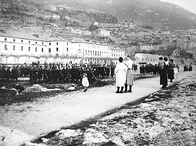 Acto militar en el Glacis. Se ve parte de la muralla que se está derribando, lo que afectó al suelo. 