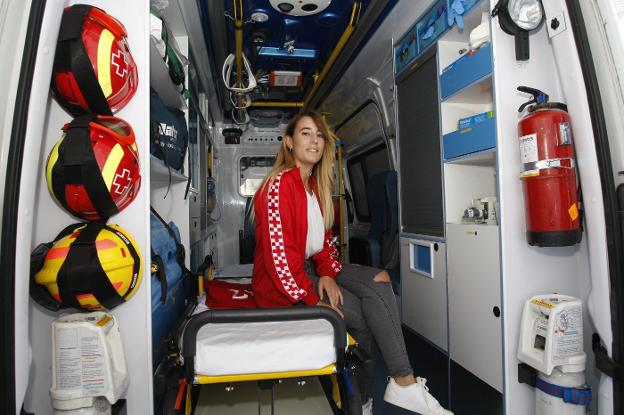 Alba Gómez, en una de las ambulancias de Cruz Roja de Torrelavega. 