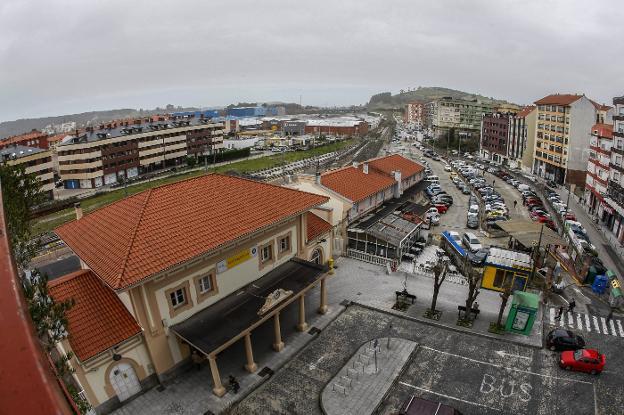 Vista general de la actual estación de Feve de Torrelavega y el aparcamiento sobre cuyos terrenos está previsto construir la estación intermodal.