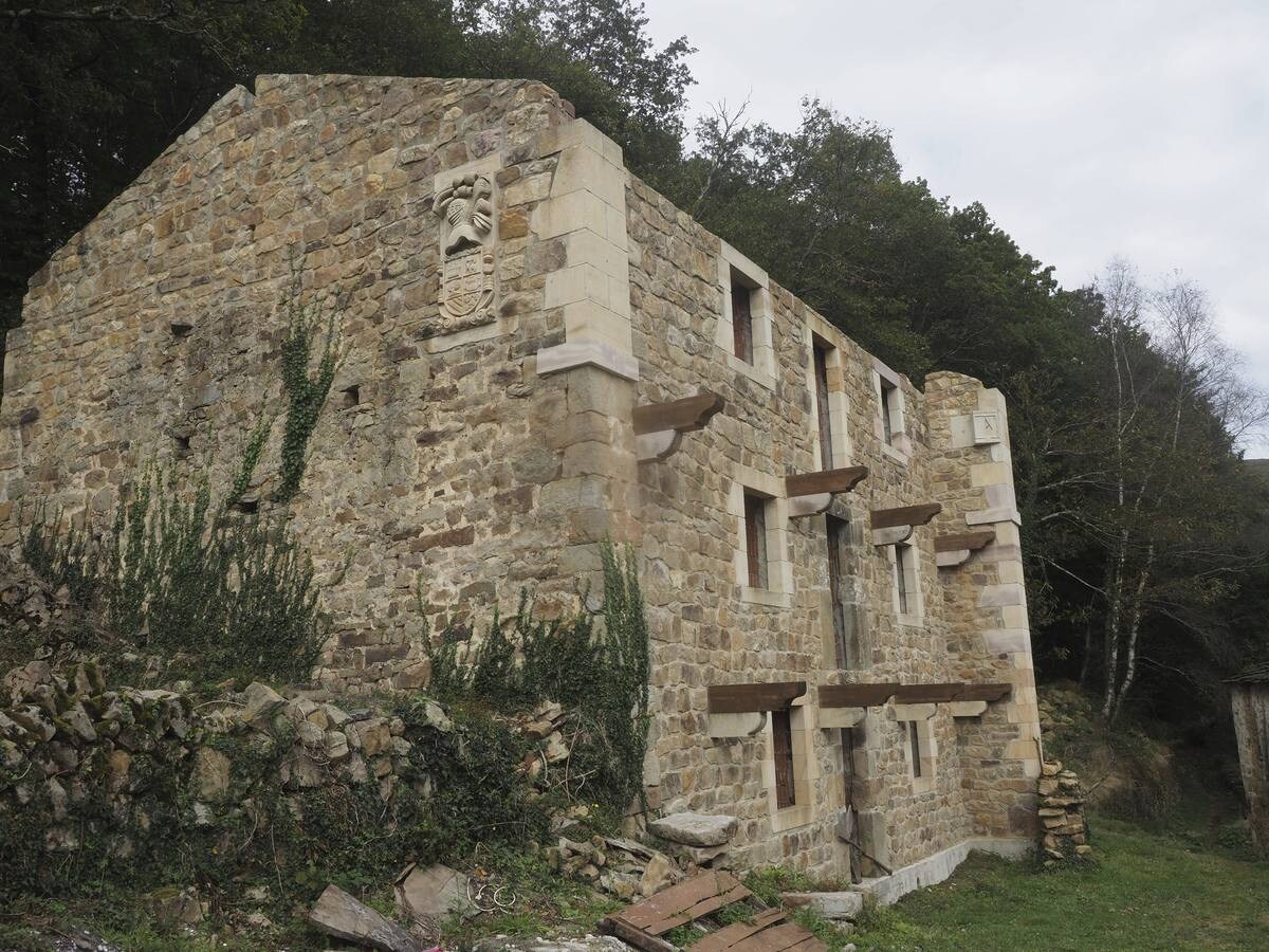 La zona de los Valles Pasiegos brilla con luz propia con la llegada de la estación otoñal.