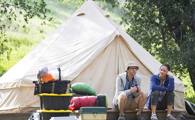 Jennifer Garner y David Tennant en una escena de 'Camping' (2018).