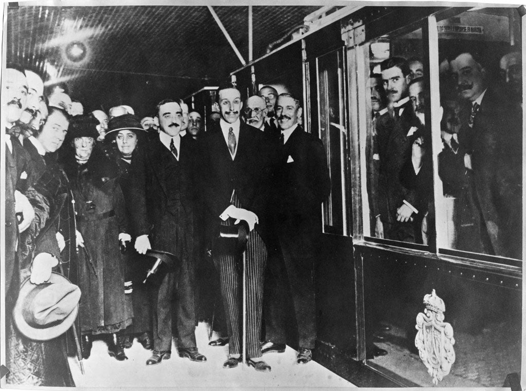 El rey Felipe VI ha viajado este miércoles en un vagón de Metro, para conmemorar el centenario de este medio de transporte que inauguró su bisabuelo Alfonso XIII.