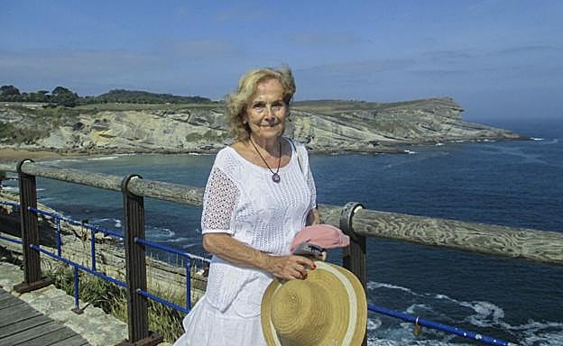 La escritora santanderina Angelina Lamelas presenta hoy su nuevo libro de cuentos en el Ateneo de Santander. 