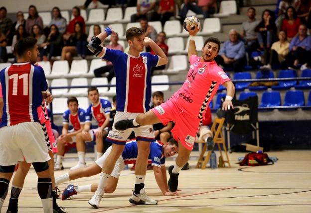 Vallés ensaya un disparo contra la portería alicantina. 