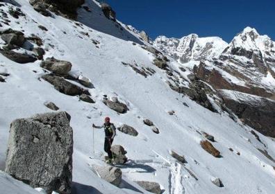 Imagen secundaria 1 - Román esquiando en Dolomitas (arriba), Nepal (abajo, izquierda) y Canadá (abajo, derecha).