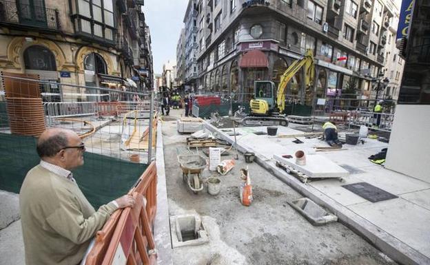 Trabajos de colocación de las grandes piezas en las nuevas aceras de la calle de Cervantes, losas de granito de color gris cristal.