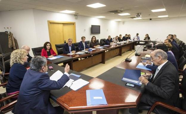 Miguel Ángel Revilla y Eva Díaz Tezanos presidieron ayer la Mesa del DiálogoSocial. 