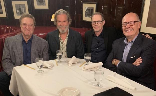 John Goodman, Jeff Bridges, Steve Buscemi y el periodista Harry Smith.