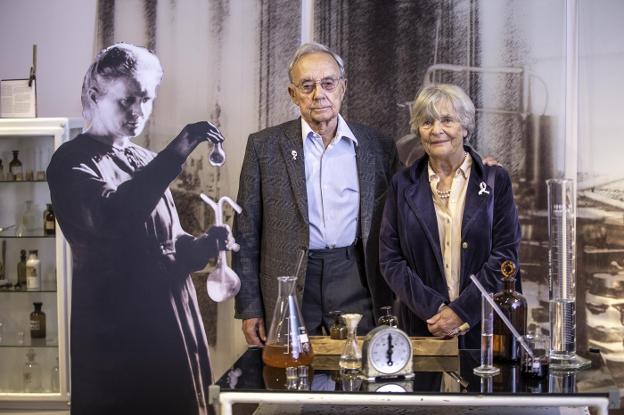 Pierre Joliot-Curie, junto a su esposa Anne, ayer en Casyc donde ofreció una conferencia y visitó la muestra sobre su abuela. 