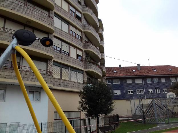 El parque infantil de Liencres estrenó hace días una tirolina que ha sido objeto de diferentes roturas que impiden, por el momento, que los más pequeños disfruten de ella. 