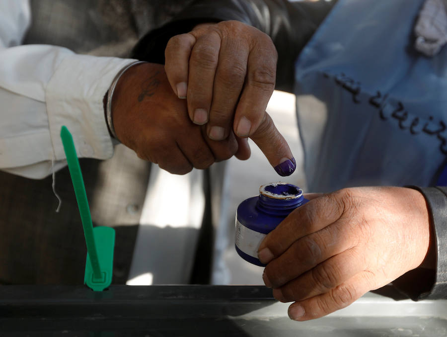 La población afgana ha hecho largas colas este sábado durante unas elecciones que han dejado varios muertos y decenas de heridos.