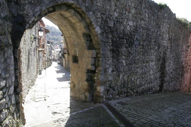 Estado actual que presenta la puerta del Merenillo, ubicada en la Puebla Vieja de Laredo. 