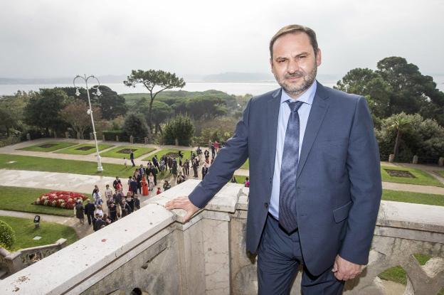 El ministro de Fomento, José Luis Ábalos, visitó ayer Santander para participar en el foro de jóvenes líderes que se celebró en La Magdalena.