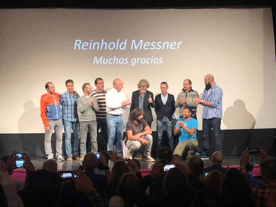 Reinhold Messner compartió sus experiencias con los asistentes a la charla que ofreció en Reinosa. En la imagen, junto al alcalde de Reinosa y los organizadores .