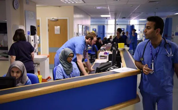 Enfermeros de distintas nacionaliades en el hostpital Royal Albert Edward de Wigan (Inglaterra).