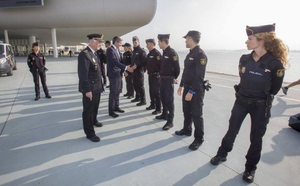 Imagen principal - Policías de control de fronteras y una valla de cuatro metros reforzarán la seguridad en el Puerto