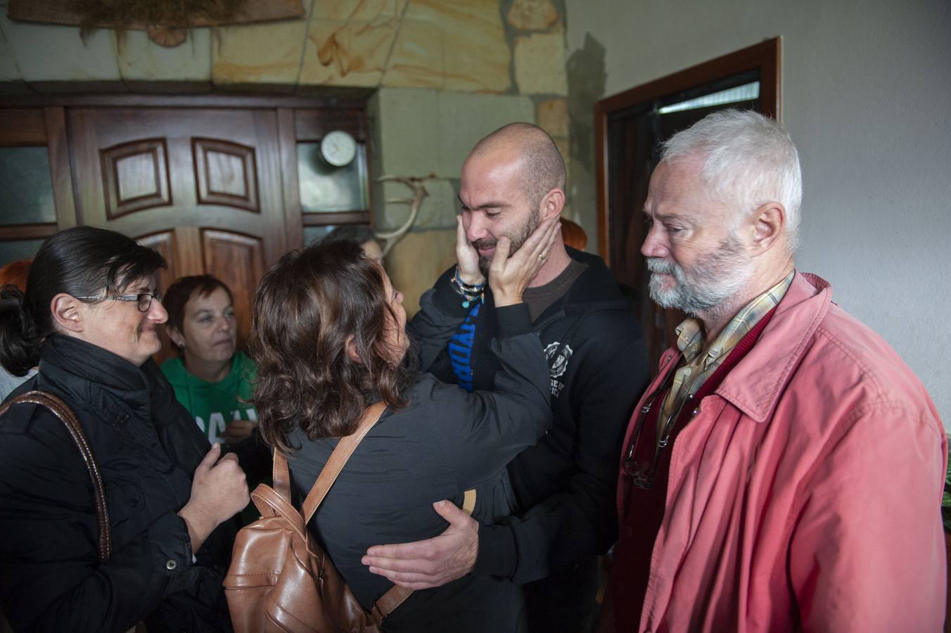 Escenas de emoción al conocerse la paralización del desahucio de la familia de Gama, la tercera vez que se suspende el desalojo, esta vez por «causas humanitarias»