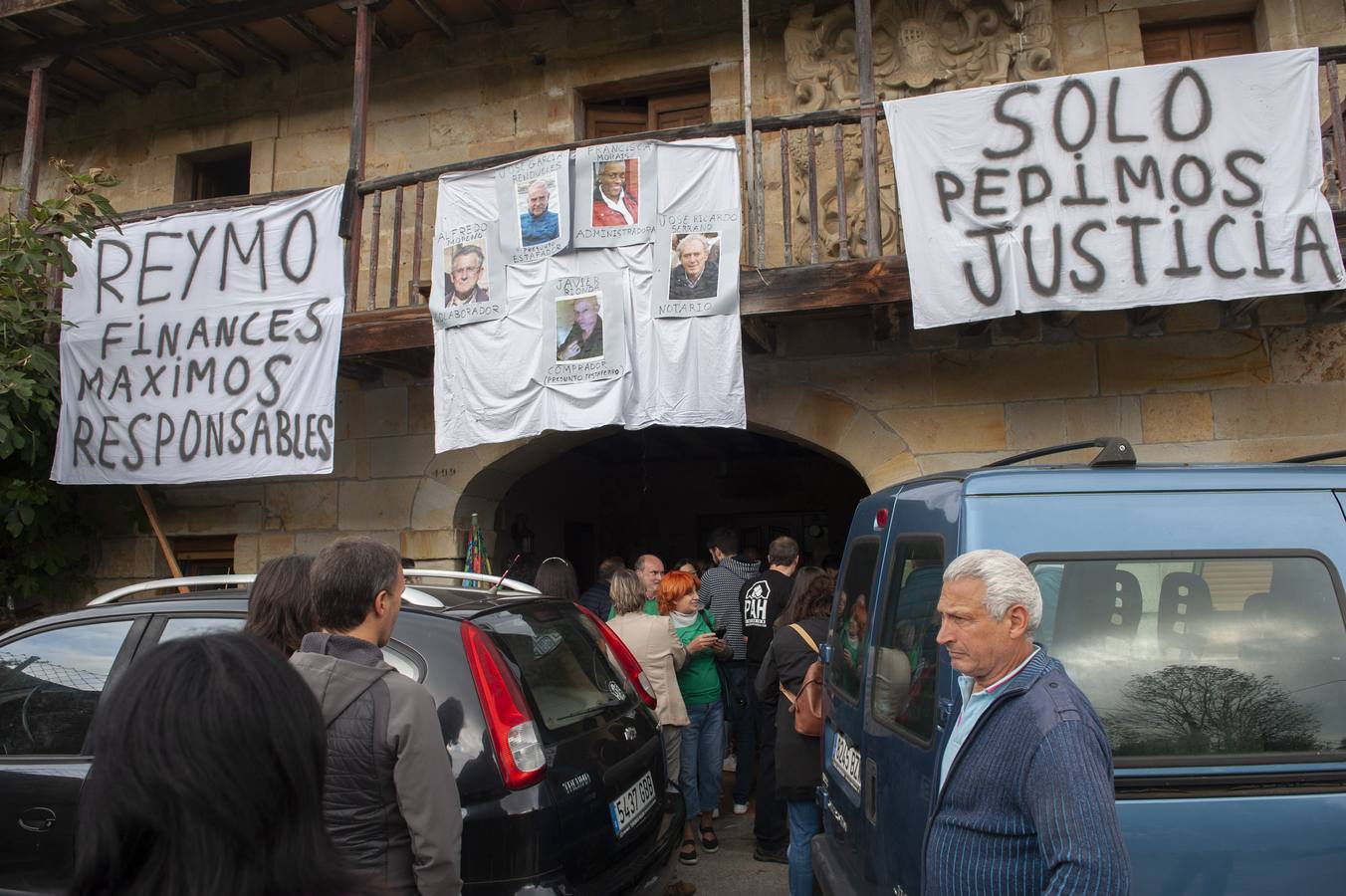 Escenas de emoción al conocerse la paralización del desahucio de la familia de Gama, la tercera vez que se suspende el desalojo, esta vez por «causas humanitarias»