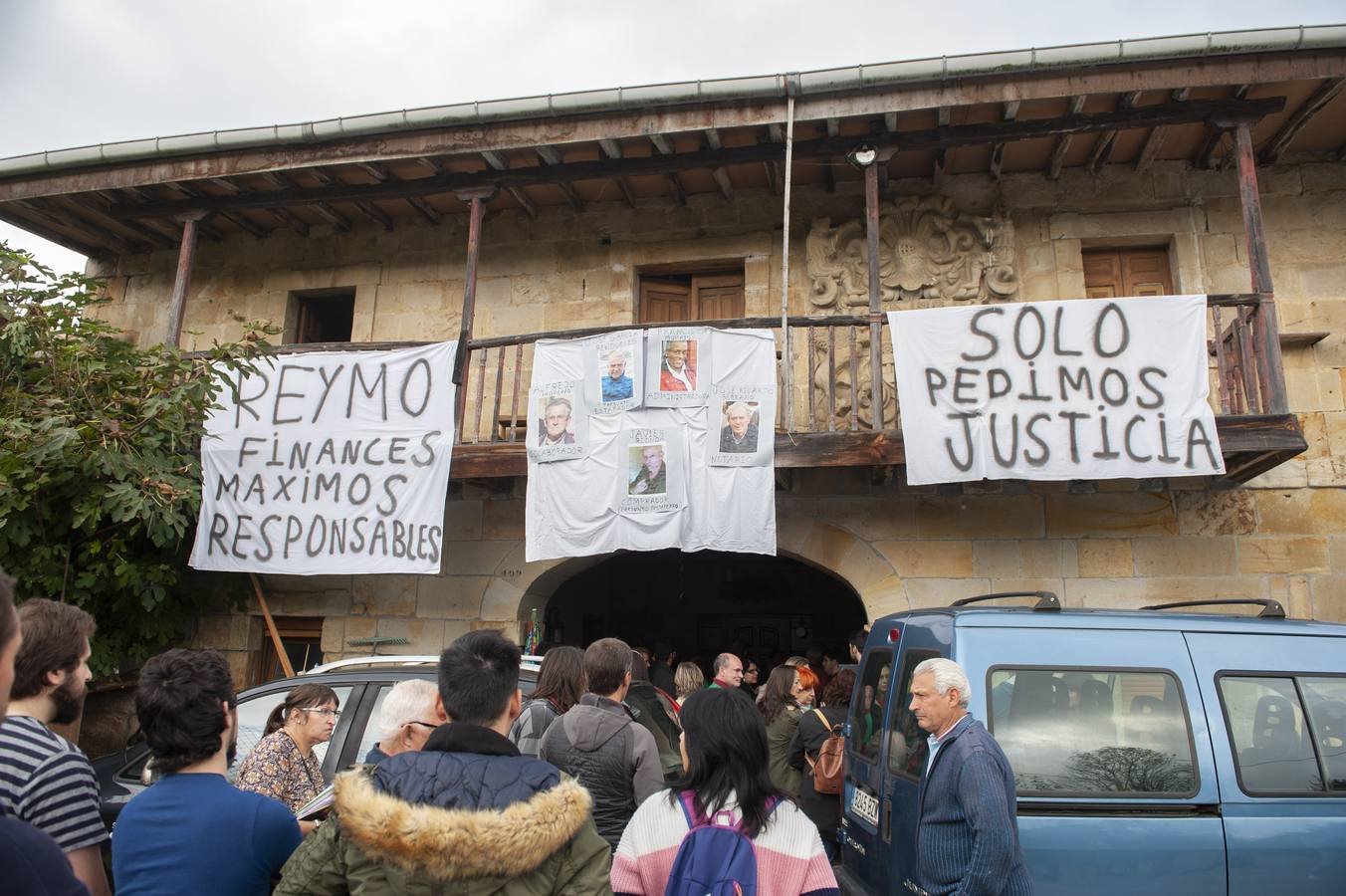 Escenas de emoción al conocerse la paralización del desahucio de la familia de Gama, la tercera vez que se suspende el desalojo, esta vez por «causas humanitarias»