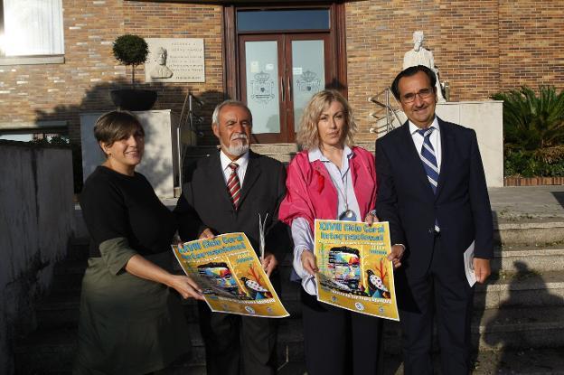 Alicia Martínez, Hilario Oruña, Rosa Díaz y Marcos Carrera, en el exterior del Ayuntamiento de Polanco con los carteles del ciclo.